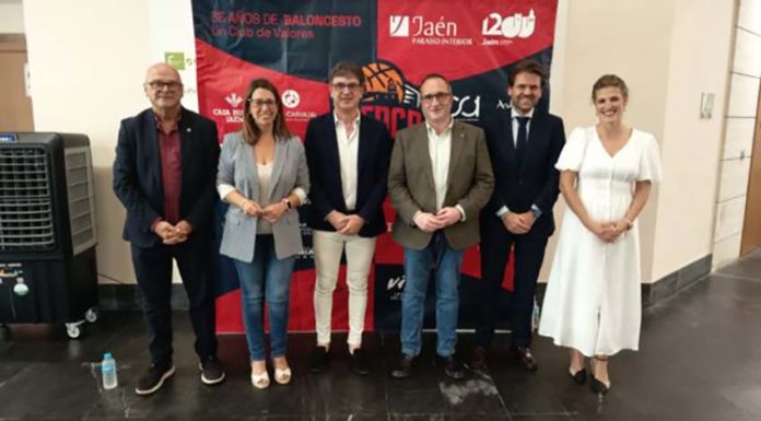 El Ayuntamiento reconoce el CB Jaén su aportación al deporte base de la ciudad en una gala que reúne a 400 deportistas