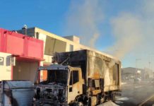 Bomberos sofocan un incendio en un camión del servicio de recogida de basura de la ruta del Polígono de Los Olivares