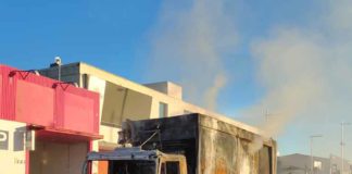 Bomberos sofocan un incendio en un camión del servicio de recogida de basura de la ruta del Polígono de Los Olivares