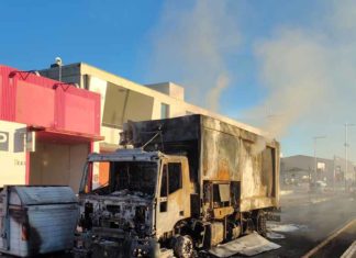 Bomberos sofocan un incendio en un camión del servicio de recogida de basura de la ruta del Polígono de Los Olivares