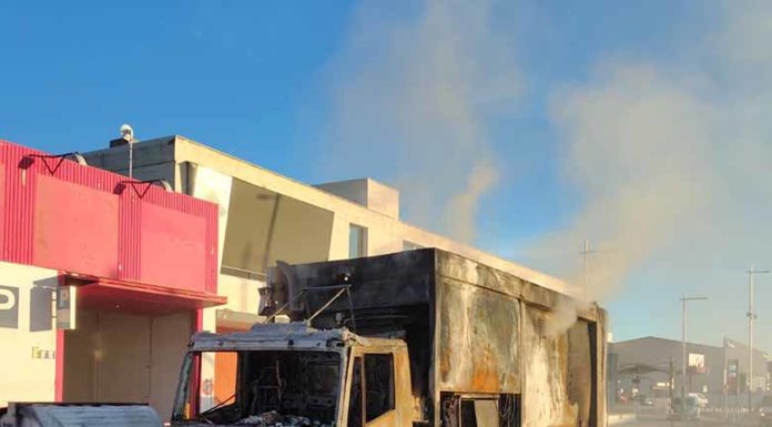 Bomberos sofocan un incendio en un camión del servicio de recogida de basura de la ruta del Polígono de Los Olivares