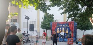 La magia de Jesús Jaén llega a la Alameda de Adolfo Suares enmarcada dentro de la feria de la Capill