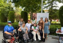 El Ayuntamiento muestra su apoyo del a las personas con lesión medular y discapacidad física en el mercadillo solidario de ASPAYM