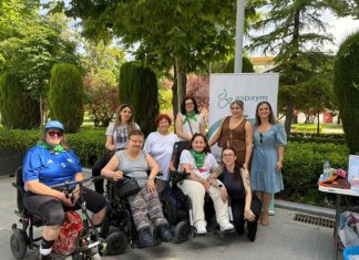 El Ayuntamiento muestra su apoyo a las personas con lesión medular y discapacidad física en el mercadillo solidario de ASPAYM