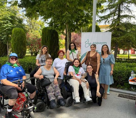 El Ayuntamiento muestra su apoyo del a las personas con lesión medular y discapacidad física en el mercadillo solidario de ASPAYM