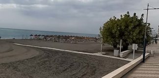 Mueren dos bañistas mayores en una playa de Torrox