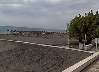 Mueren dos bañistas mayores en una playa de Torrox