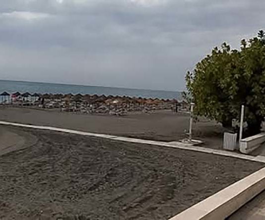 Mueren dos bañistas mayores en una playa de Torrox