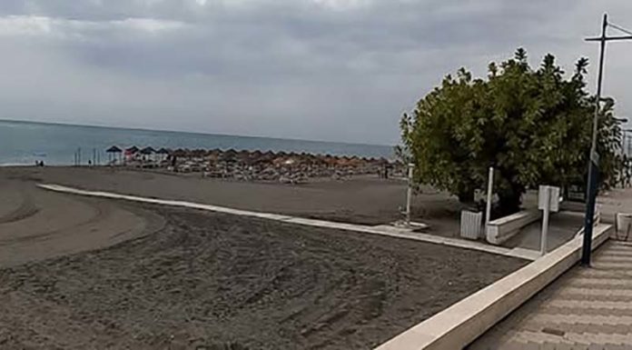 Mueren dos bañistas mayores en una playa de Torrox