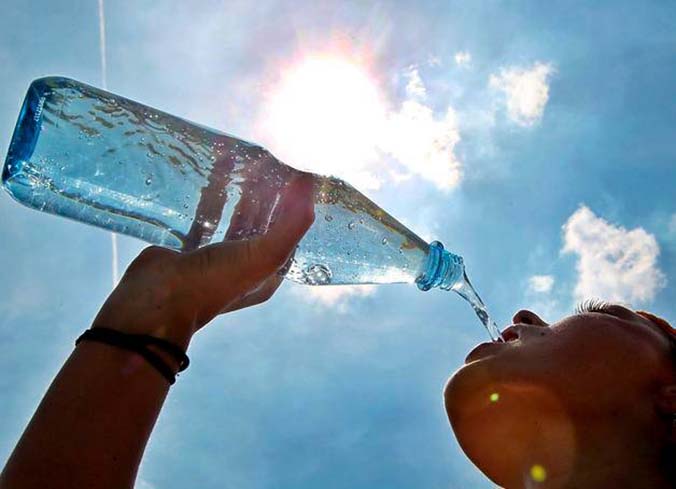 calor bebiendo agua
