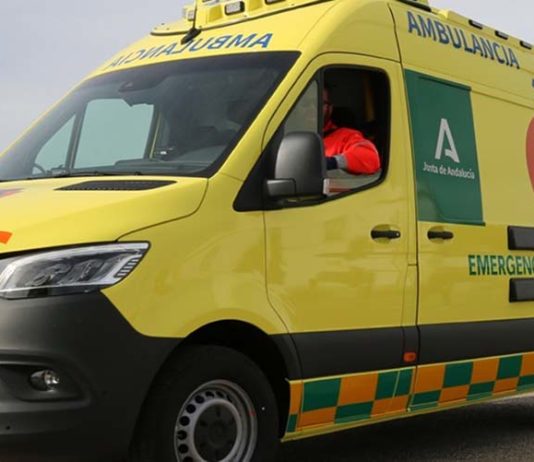 Muere una persona tras salirse su coche de la calzada y chocar con una farola en Sevilla