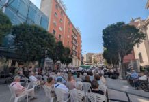 Los grandes éxitos hacen vibrar la calle Roldán y Marín de la mano de la Banda Municipal