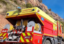 Un varón de 34 años ha fallecido tras quedar atrapado bajo un camión hormigonera en la localidad malagueña de Riogordo, según informa el 1-1-2, perteneciente a la Agencia de Emergencias de Andalucía, adscrita la Consejería de Sanidad, Presidencia y Emergencias de la Junta. El teléfono 1-1-2 ha atendido minutos antes de las 9:00 horas una llamada de socorro que alertaba de un trabajador atrapado bajo un camión hormigonera en la obra de un camino próximo al kilómetro 16 de la MA-3107. Rápidamente, la sala coordinadora ha movilizado al Centro de Emergencias Sanitarias 061, a los Bomberos del Consorcio Provincial y a la Guardia Civil. Hasta el lugar se ha movilizado un helicóptero sanitario aunque los servicios médicos solo han podido confirmar el fallecimiento de la víctima. Se ha movilizado también un camión grúa para levantar el vehículo y liberar a la víctima. Ha quedado activado el protocolo judicial. Desde el 1-1-2 se ha informado del suceso a la Inspección de Trabajo y al Centro de Prevención de Riesgos Laborales.