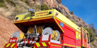 Un varón de 34 años ha fallecido tras quedar atrapado bajo un camión hormigonera en la localidad malagueña de Riogordo, según informa el 1-1-2, perteneciente a la Agencia de Emergencias de Andalucía, adscrita la Consejería de Sanidad, Presidencia y Emergencias de la Junta. El teléfono 1-1-2 ha atendido minutos antes de las 9:00 horas una llamada de socorro que alertaba de un trabajador atrapado bajo un camión hormigonera en la obra de un camino próximo al kilómetro 16 de la MA-3107. Rápidamente, la sala coordinadora ha movilizado al Centro de Emergencias Sanitarias 061, a los Bomberos del Consorcio Provincial y a la Guardia Civil. Hasta el lugar se ha movilizado un helicóptero sanitario aunque los servicios médicos solo han podido confirmar el fallecimiento de la víctima. Se ha movilizado también un camión grúa para levantar el vehículo y liberar a la víctima. Ha quedado activado el protocolo judicial. Desde el 1-1-2 se ha informado del suceso a la Inspección de Trabajo y al Centro de Prevención de Riesgos Laborales.