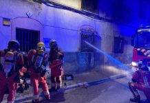 Los bomberos extinguen un incendio en una vivienda desocupada de Peñamefécit