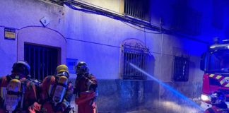 Los bomberos extinguen un incendio en una vivienda desocupada de Peñamefécit
