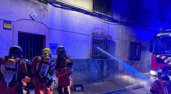 Los bomberos extinguen un incendio en una vivienda desocupada de Peñamefécit