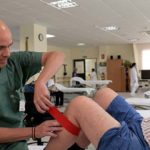 El Hospital de Jaén incorpora las bandas de flossing en la rehabilitación del dolor de rodilla