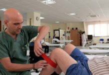 El Hospital de Jaén incorpora las bandas de flossing en la rehabilitación del dolor de rodilla