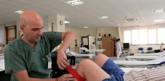 El Hospital de Jaén incorpora las bandas de flossing en la rehabilitación del dolor de rodilla