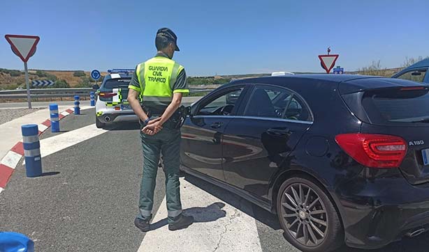 Jaén.- Sucesos.- La Guardia Civil sofoca el incendio de un camión con productos inflamables a su paso por Despeñaperros