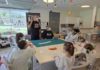 Los pacientes infantiles del Hospital de Jaén disfrutan cada mes de una actuación de magia