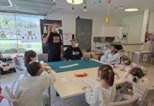 Los pacientes infantiles del Hospital de Jaén disfrutan cada mes de una actuación de magia