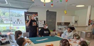Los pacientes infantiles del Hospital de Jaén disfrutan cada mes de una actuación de magia