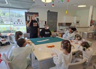 Los pacientes infantiles del Hospital de Jaén disfrutan cada mes de una actuación de magia