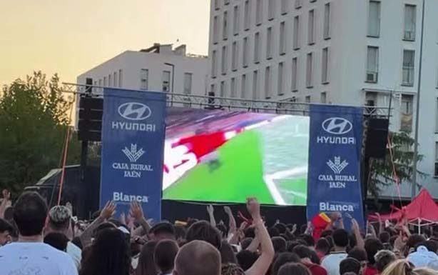 Más de 7.000 personas convierten el Hyundai Fan Park de Jaén en una auténtica fiesta del fútbol durante la semifinal entre España y Francia