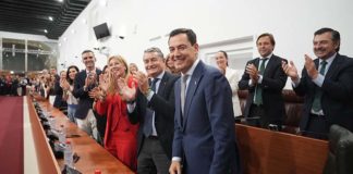 Juanma Moreno, investido presidente de la Junta por tercera vez: «Andalucía no tiene tiempo que perder»