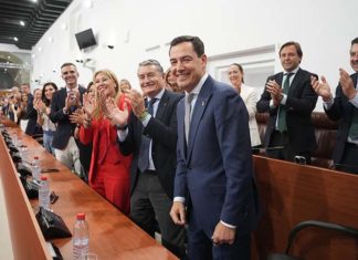 Juanma Moreno, investido presidente de la Junta por tercera vez: «Andalucía no tiene tiempo que perder»