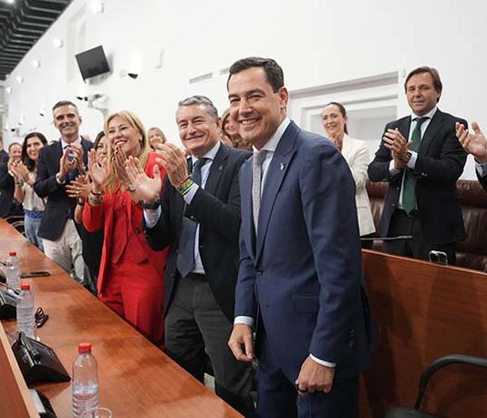 Juanma Moreno, investido presidente de la Junta por tercera vez: «Andalucía no tiene tiempo que perder»
