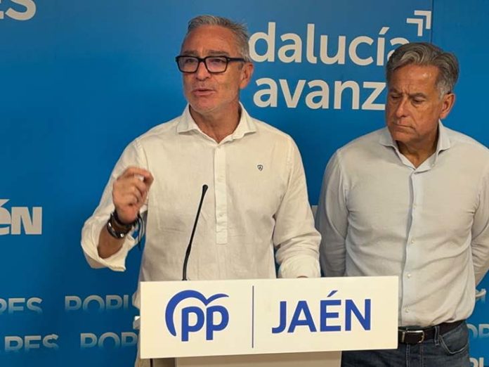 PP LUIS MARIANO CAMACHO Y ANTONIO LOSA DURANTE LA RUEDA DE PRENSA (3)