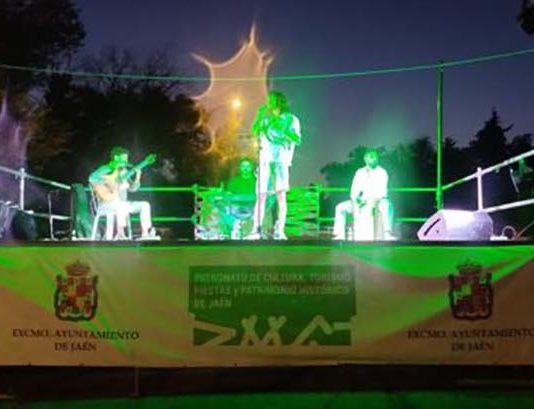 Puente Nuevo ha vivido una noche llena de energía y buena rumba y flamenco con la actuación en directo de Finito