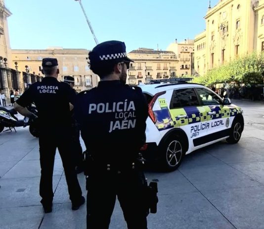 La Policía Local de Jaén detiene a un hombre por sustraer un teléfono móvil y una cartera del interior de un vehículo