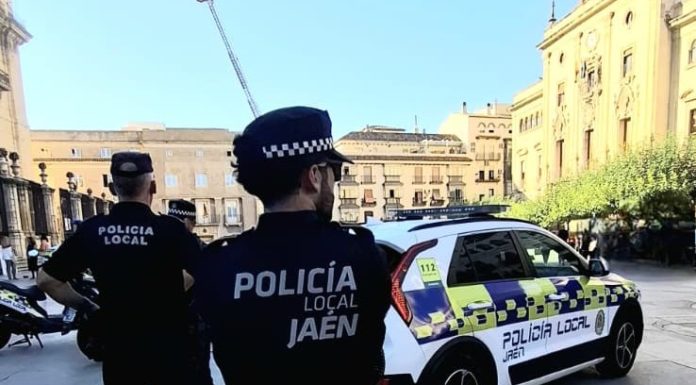 La Policía Local de Jaén detiene a un hombre por sustraer un teléfono móvil y una cartera del interior de un vehículo
