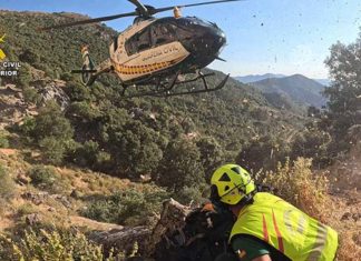 La Guardia Civil rescata en helicóptero a un parapentista accidentado en Sierra Mágina
