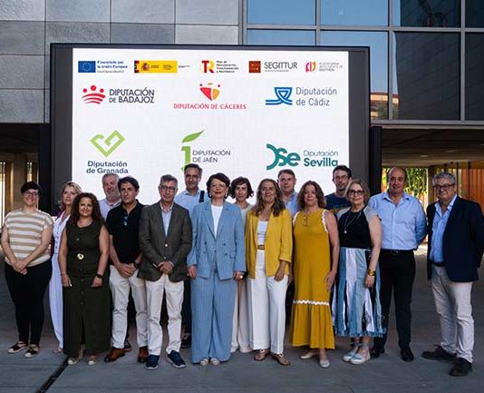 La Diputación de Jaén expone en Sevilla actuaciones de turismo inteligente relacionadas con el oleoturismo, senderismo y cicloturismo