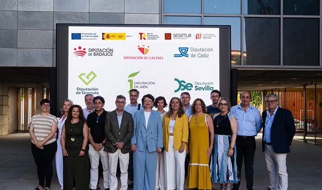 La Diputación de Jaén expone en Sevilla actuaciones de turismo inteligente relacionadas con el oleoturismo, senderismo y cicloturismo